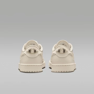 Der Jordan 1 Low Method of Make Pack in Legend Light Brown von hinten