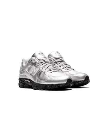 New Balance 2002R Silver Metallic Paar seitlich