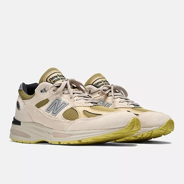 New Balance 991v2 Silver Birch Made in UK schräg