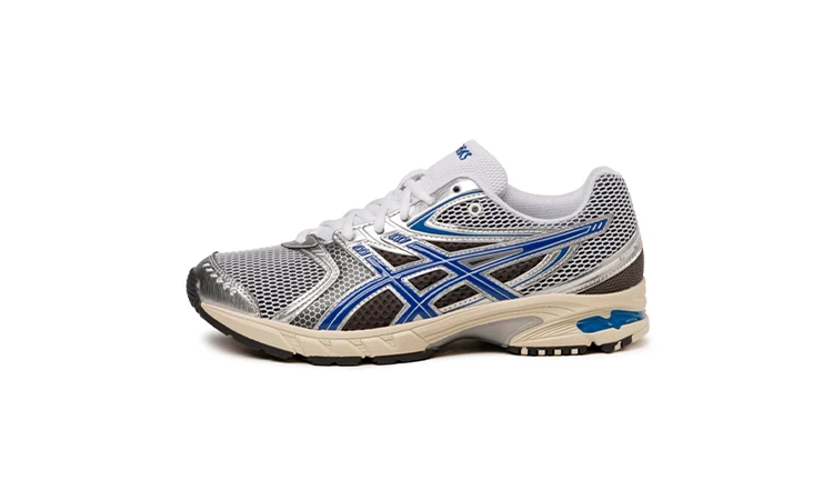 Der ASICS GEL-DS Trainer 14 Asics Blue von der Seite auf weißem Hintergrund