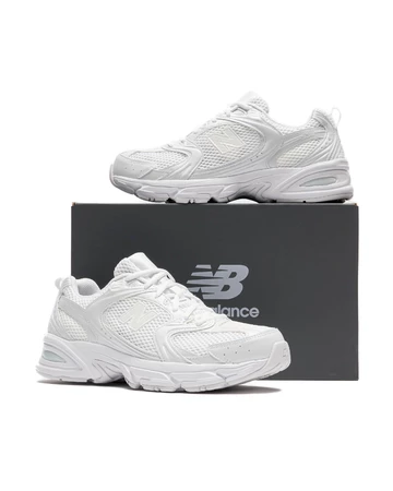 Der New Balance 530 All White steht auf dem Karton