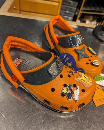 Naruto x crocs Orange von der Seite