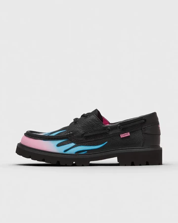 CLARKS x Bisous Bisous Cleyhill Fire Pack Außenseite