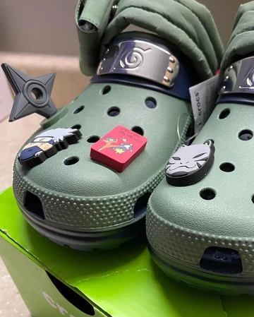 Naruto x crocs Oliv seitlich oben