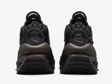 Der Nike Flyknit Venture Velvet Brown von hinten