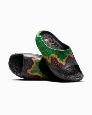 .SWOOSH x Nike ReactX Rejuven8 Slide Touch Grass Dark Smoke Grey Paar frontal