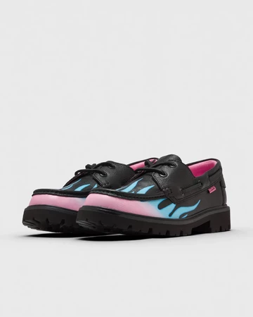 CLARKS x Bisous Bisous Cleyhill Fire Pack schräg