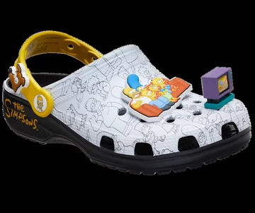 The Simpsons x Crocs Classic Clog Pack schräg