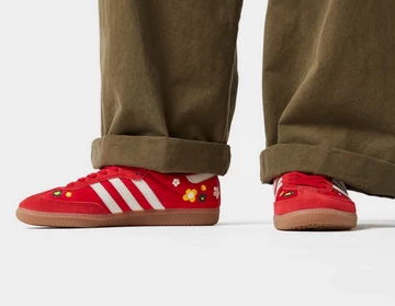 Liberty London x adidas Originals Samba OG Red am Fuß