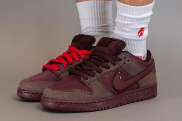Der SB Dunk Low City of Love Burgundy Crush am Fuß seitlich