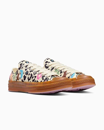 Der GOLF Le FLEUR Converse Chuck 70 Low Digital Leopard Pack in Antique White von schräg außen
