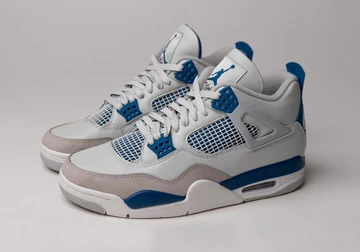 Air Jordan 4 Military Blue von der Seite