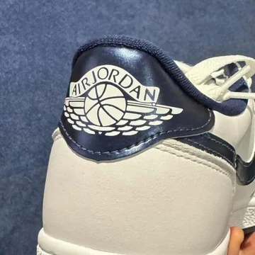 Jordan 1 Low 85 Metallic Blue Leak Detail Logo Ferse