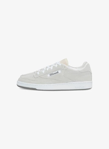 Der JJJJound Reebok Club C 85 Grey Leather White von außen