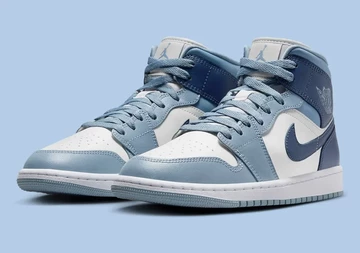 Schräge Ansicht vom Jordan 1 Mid Diffused Blue