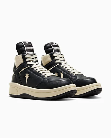Der Rick Owens Converse Turbowpn Mid Pack in Schwarz von schräg außen