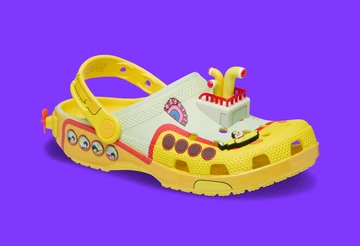 The Beatles x Crocs Classic Clog Pack schräg