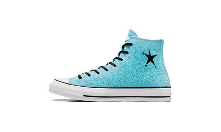 Der Stussy Converse Chuck 70 Hi Sky Blue auf weißem Hintergrund