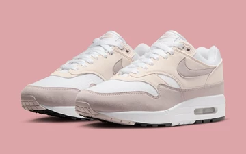Nike Air Max 1 Platinum Violet auf pinkem Hintergrund schräg