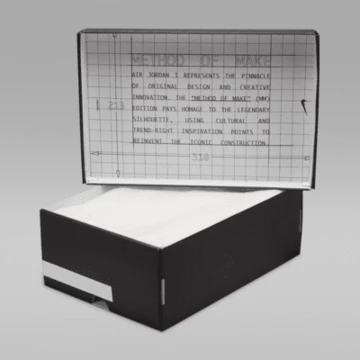 Der geöffnete Karton des Jordan 1 Low Method of Make Pack in Legend Light Brown