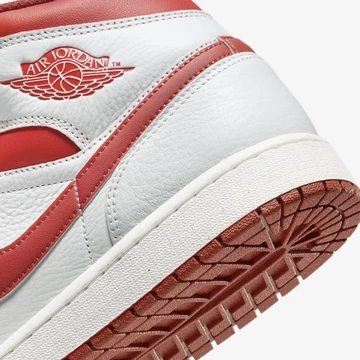 Jordan 1 Mid Dune Red Detail Ferse