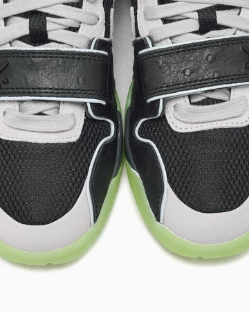 Travis Scott x Chase B x Air Jordan Jumpman Jack Night Silver Zehen Details