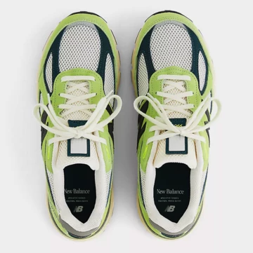 New Balance 990v4 Hi-Lite Paar von oben