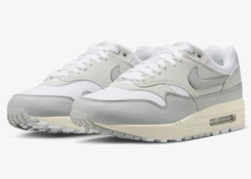 Der Air Max 1 Light Smoke Grey von schräg außen