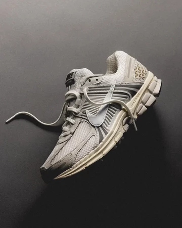 Nike Vomero 5 Platinum Tint Lookbook von Oben seitlich