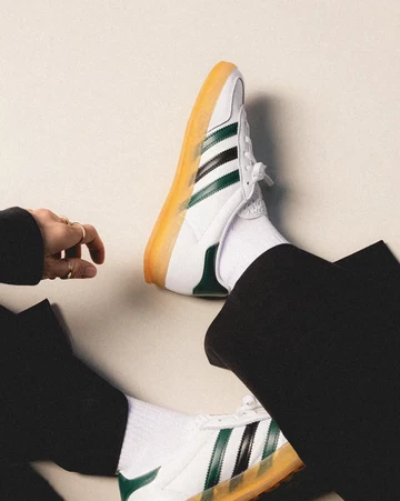 adidas Gazelle Indoor White Collegiate Green On Feet sitzend von Oben