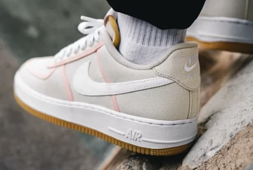 Air Force 1 Light Cream Gum On Feet Detail von Hinten