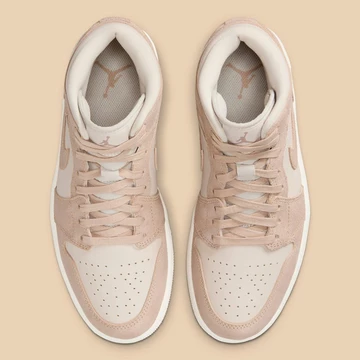 Der Der Jordan 1 Mid Legend Light Brown fotografiert von Asphaltgold von oben