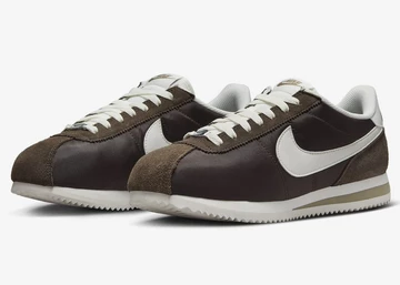 Der Nike Cortez Baroque Brown von schräg außen