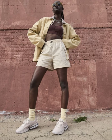 Ein Model trägt den Air Max DN Light Orewood am Fuß