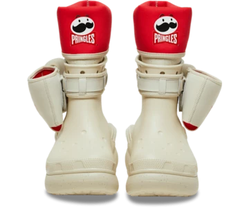 Die Classics Boots aus dem Pringles Crocs Classic Pack von vorne