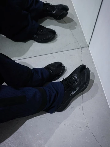 Kiko Kostadinov x Asics ILARGI FF Carbon getragen