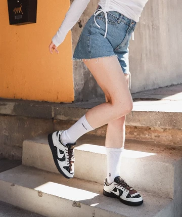 Nike Dunk Low LX Brogue Pinstripe am Fuß