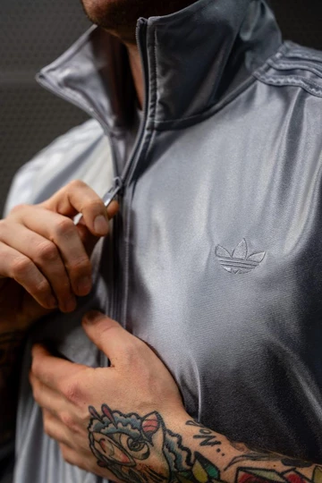Christopher im Firebird silbernen Oversized Tracksuit von adidas Details