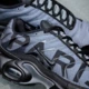 Nike LeBron XXI Prime 93 | PSG x Nike Air Max Plus | Neue Artikel im Carhartt WIP Sale & weitere News des Tages!