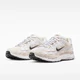 Alle Größen vom P-6000 Light Orewood Brown via Nike! ✅